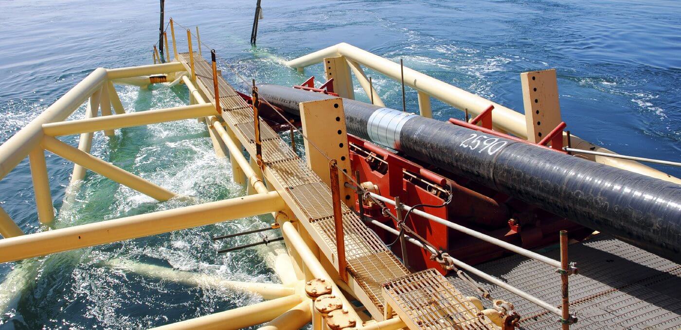 Subsea cable and pipeline installation equipment