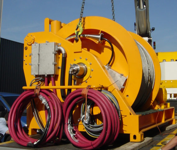 Offshore winch reeler with spooling device 2020